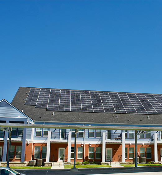 Imagen de viviendas con placas solares
