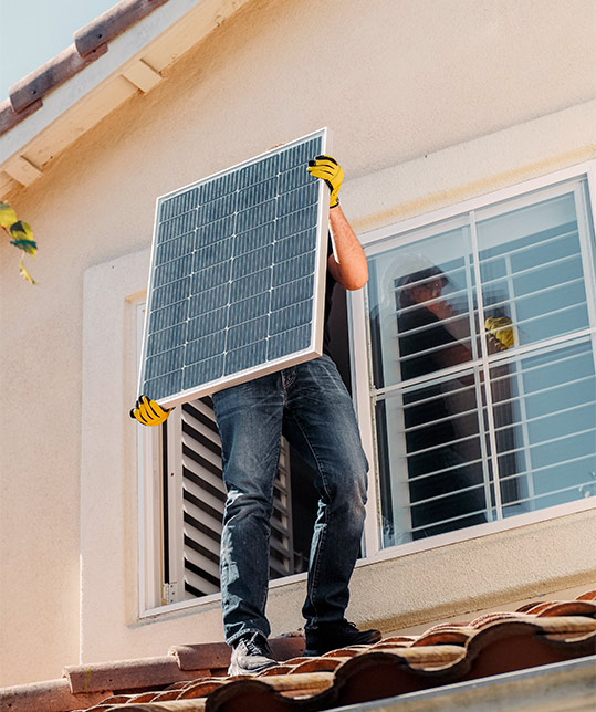 Imagen de una persona con placas solares en un casa